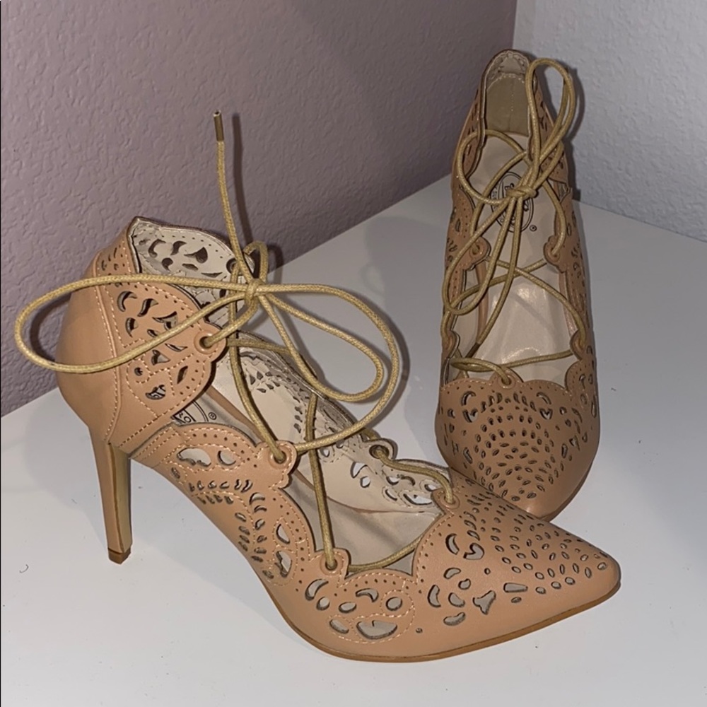 Nude Pumps